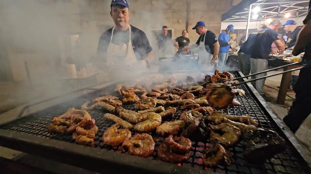 A fora li brasgeri, fra profumi d’arrosto e memoria: in centro il percorso conviviale del gusto – Guarda il VIDEO