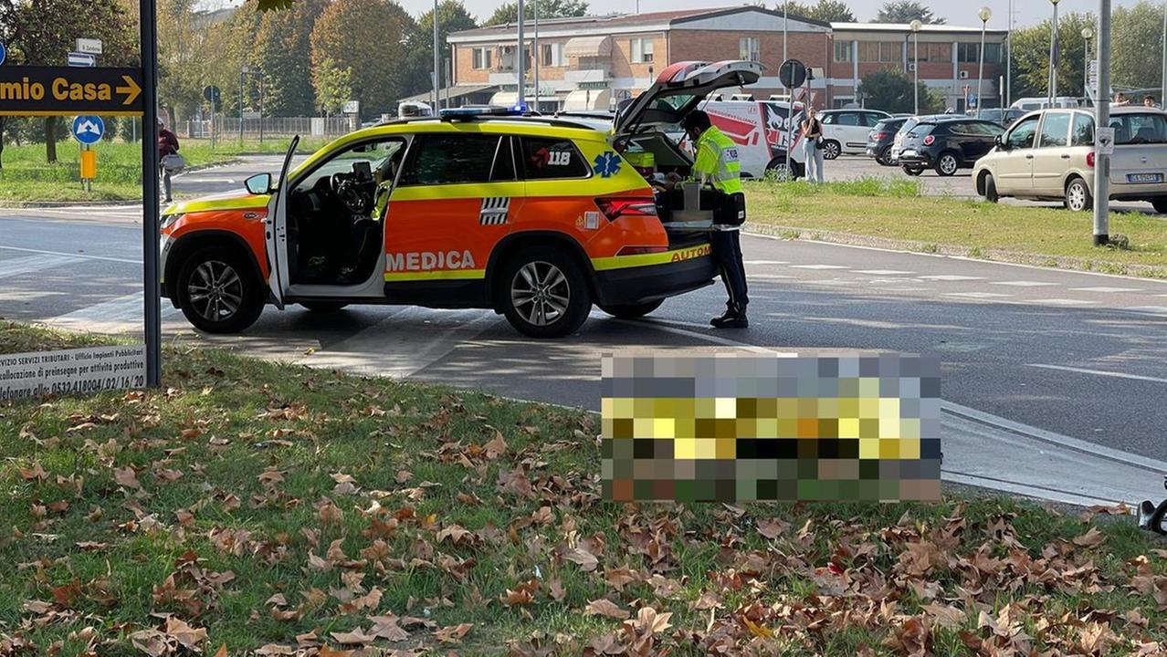 Investito in via Bologna a Ferrara, morto un ciclista