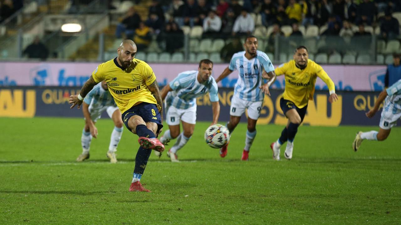 Il rigore di Gliozzi contro l'Entella