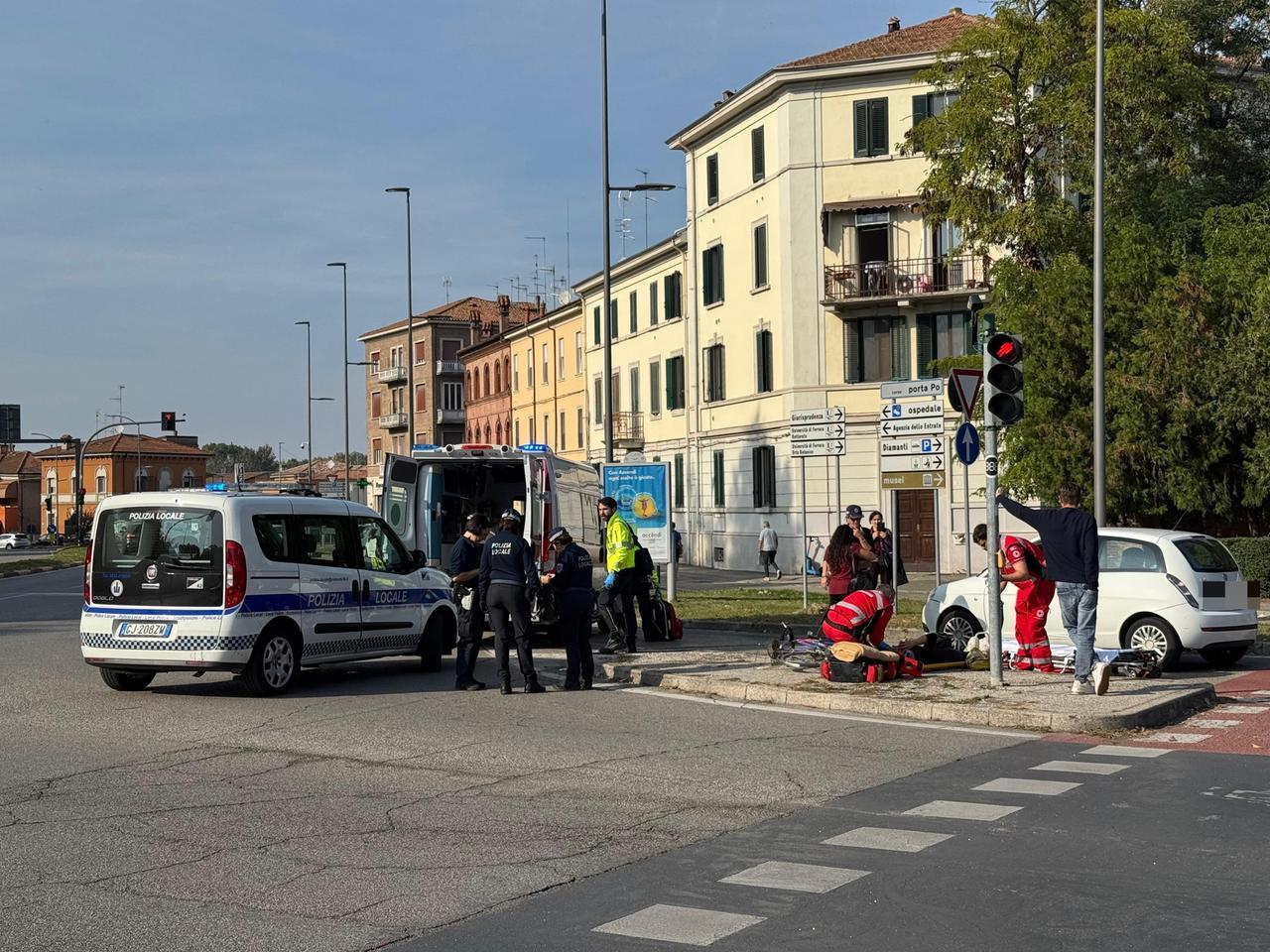 Attraversa la strada in bici, investita. Incidente in corso Porta Po a Ferrara