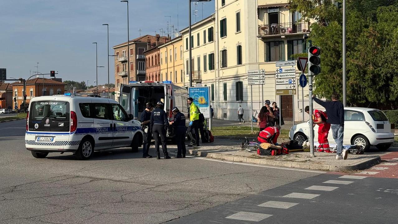Attraversa la strada in bici, investita. Incidente in corso Porta Po a Ferrara