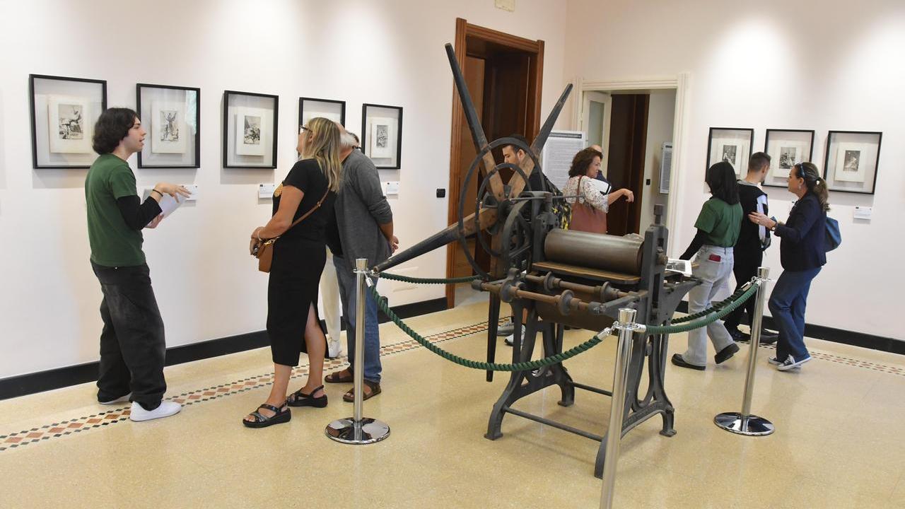 Folla di visitatori per ammirare le opere esposte nella sede del Banco di Sardegna a Sassari