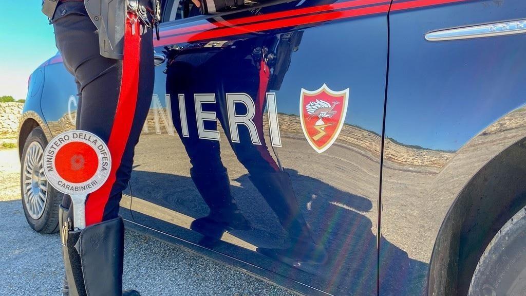 Rissa a Sassari tra giovani armati di coltello: tre feriti, uno è grave