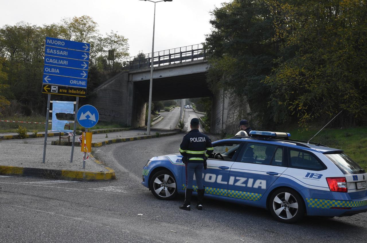 
	Una pattuglia della Poilzia allo svincolo di Prato Sardo

