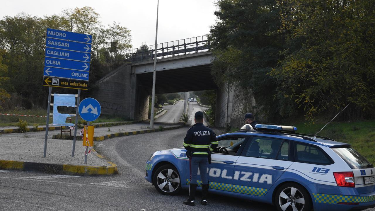 Una pattuglia della Poilzia allo svincolo di Prato Sardo