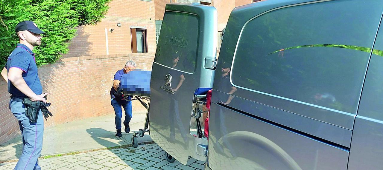 Omicidio-suicidio di Mirandola, il cadavere scoperto da un bimbo: «Mamma, c’è il nonno Beppe per terra»