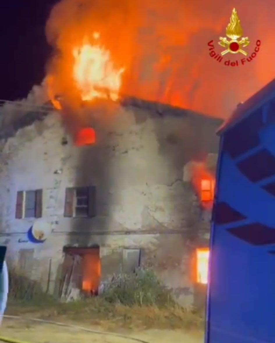 Gattatico, incendio distrugge una casa colonica – Guarda il video