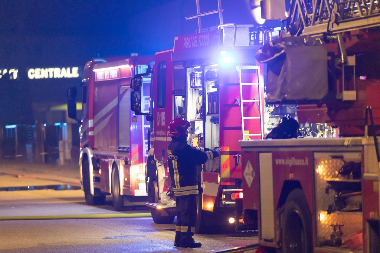 Vigarano Mainarda, capannone a fuoco nella zona artigianale