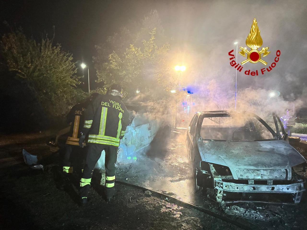 A fuoco due auto nella notte: non si esclude l’origine dolosa