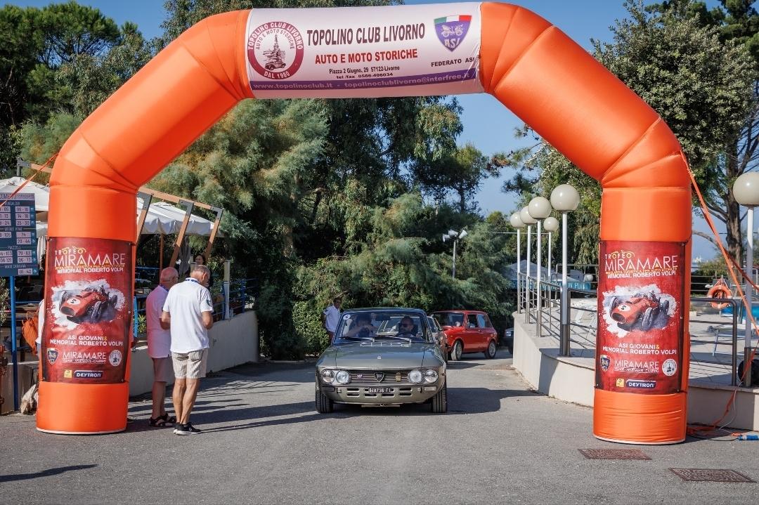 Livorno e le sue auto d'epoca: via al Trofeo Miramare