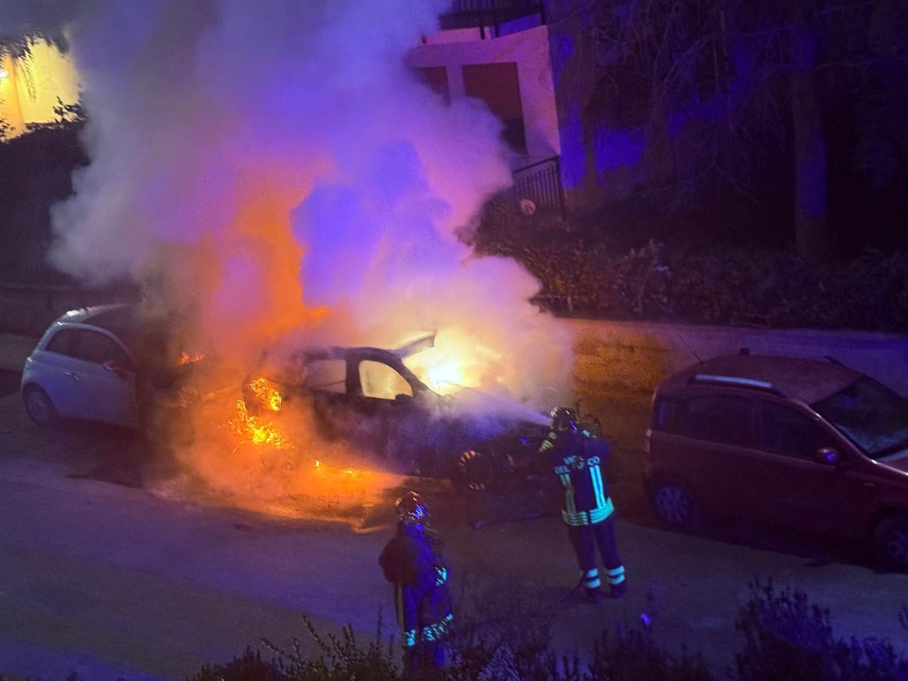 Sassari, esplosioni nella notte: a fuoco un’auto