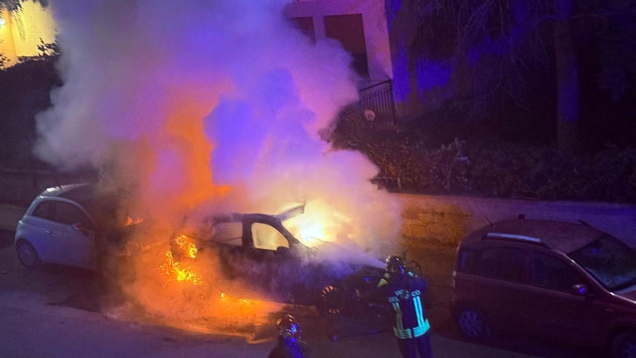 Sassari, esplosioni nella notte: a fuoco un’auto