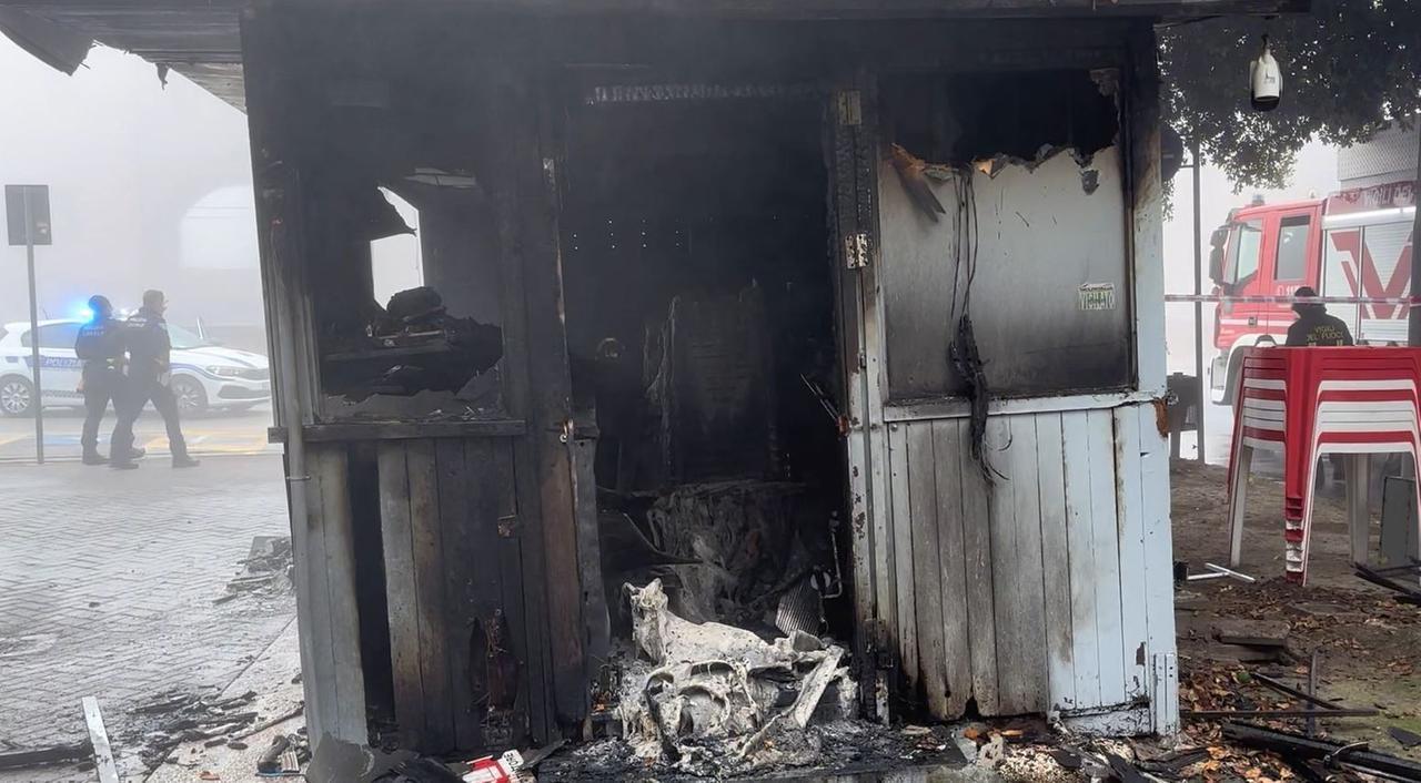 Chiosco distrutto dalle fiamme a Ferrara, si indaga sulle cause del rogo