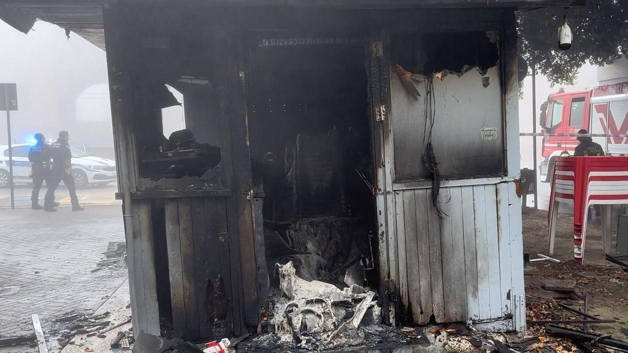 Chiosco distrutto dalle fiamme a Ferrara, si indaga sulle cause del rogo