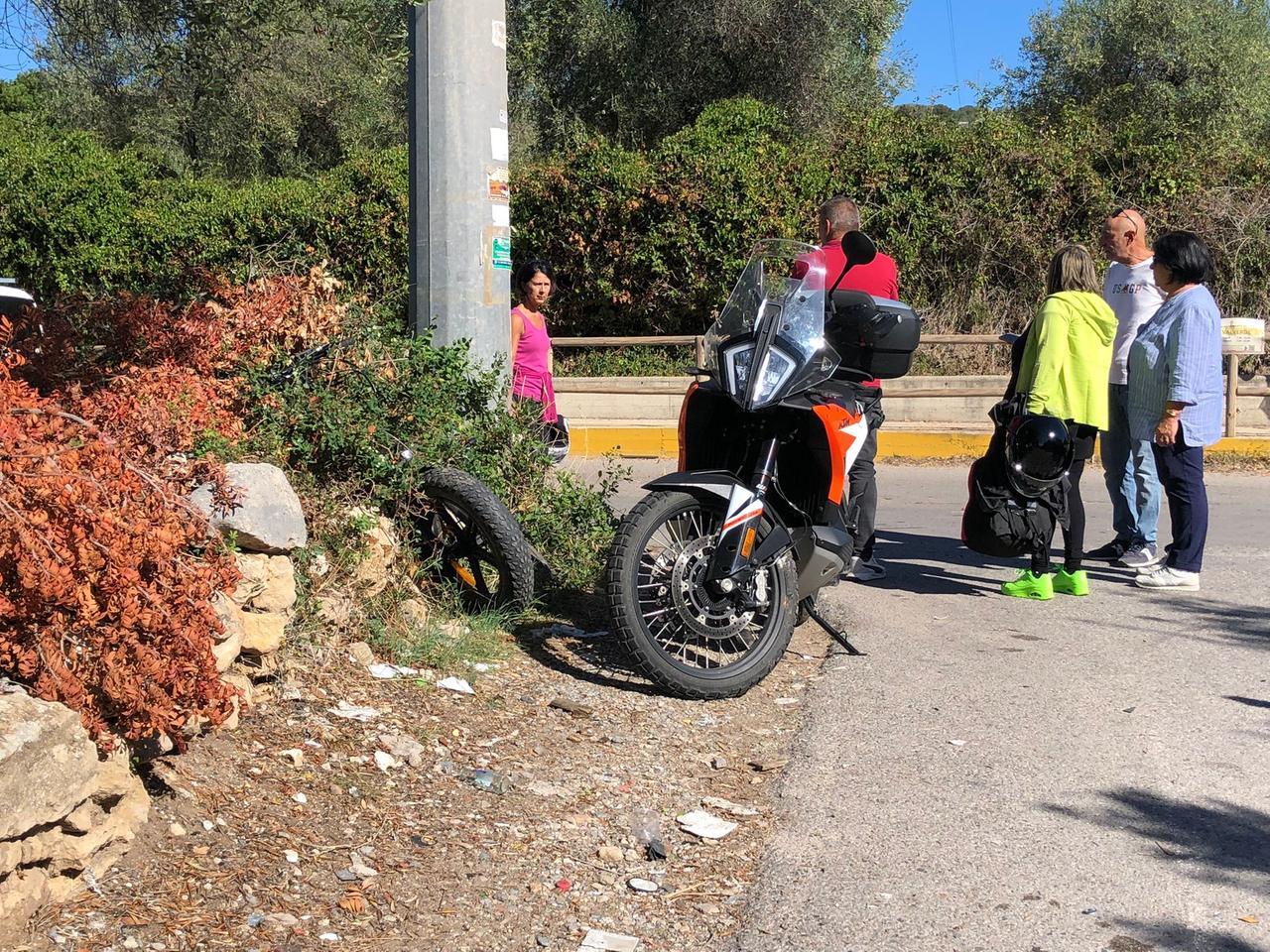 Sbatte contro un muro: grave motociclista algherese
