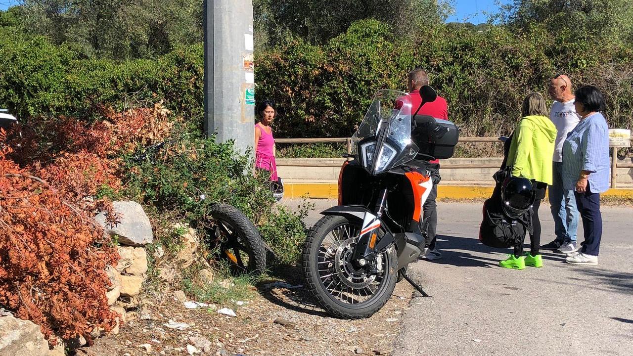 Sbatte contro un muro: grave motociclista algherese