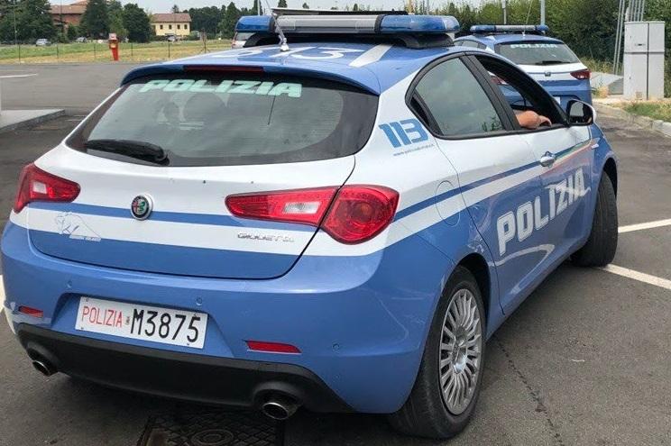 Si infuria dopo essere stato sorpreso a rubare tra i pacchi dei corrieri