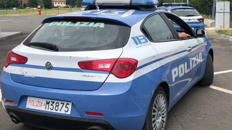 Si infuria dopo essere stato sorpreso a rubare tra i pacchi dei corrieri