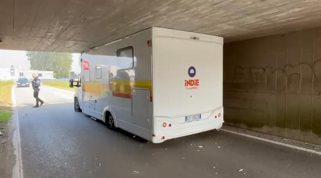 Camper incastrato a Ferrara, disavventura per due turisti americani