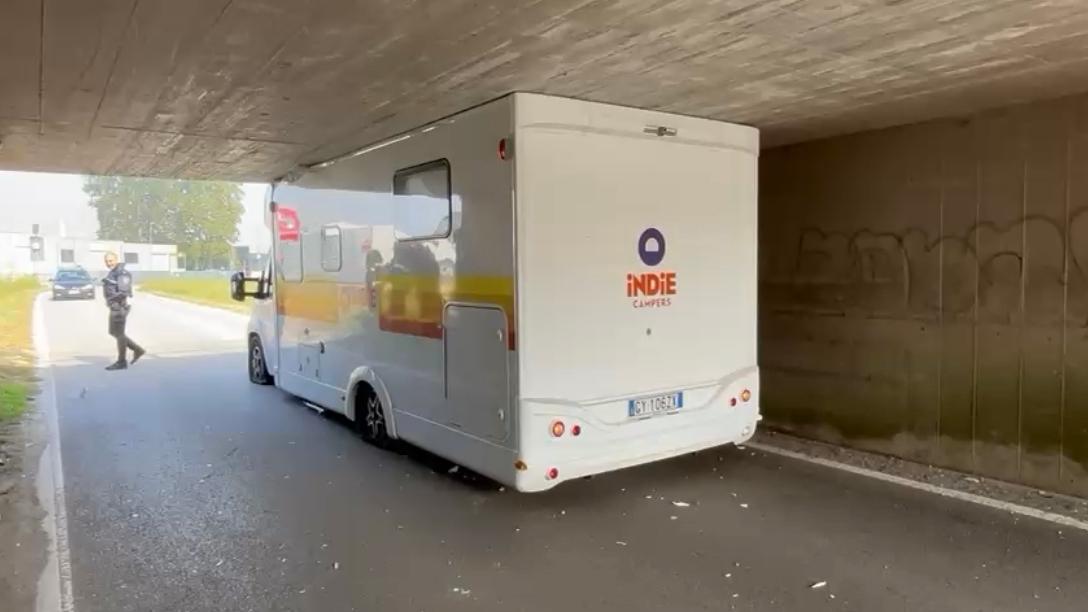 Camper incastrato a Ferrara, disavventura per due turisti americani