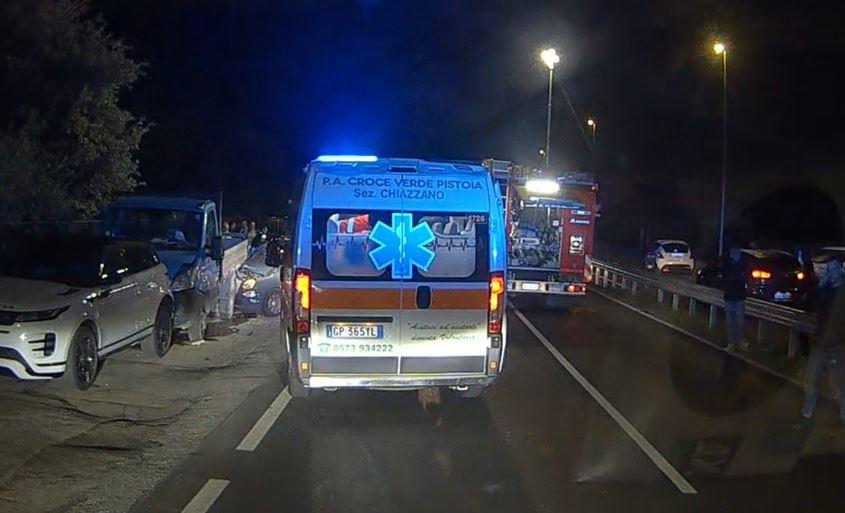 Agliana, in auto contro il camion: tre feriti, grave un 26enne