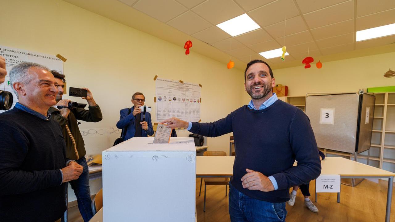 Alessandro Tomasi al seggio (foto Nucci)