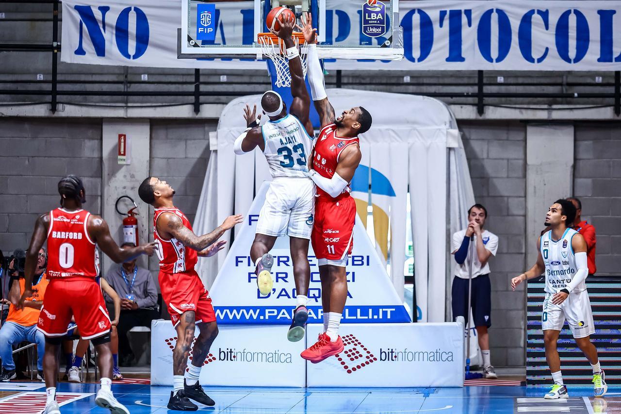Basket, la Una Hotels getta al vento il vantaggio e Cantù va a vincere: l’analisi della partita