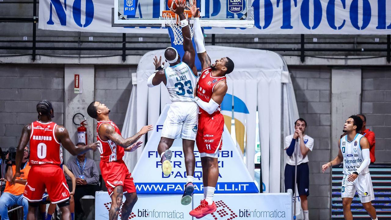 Basket, la Una Hotels getta al vento il vantaggio e Cantù va a vincere: l’analisi della partita