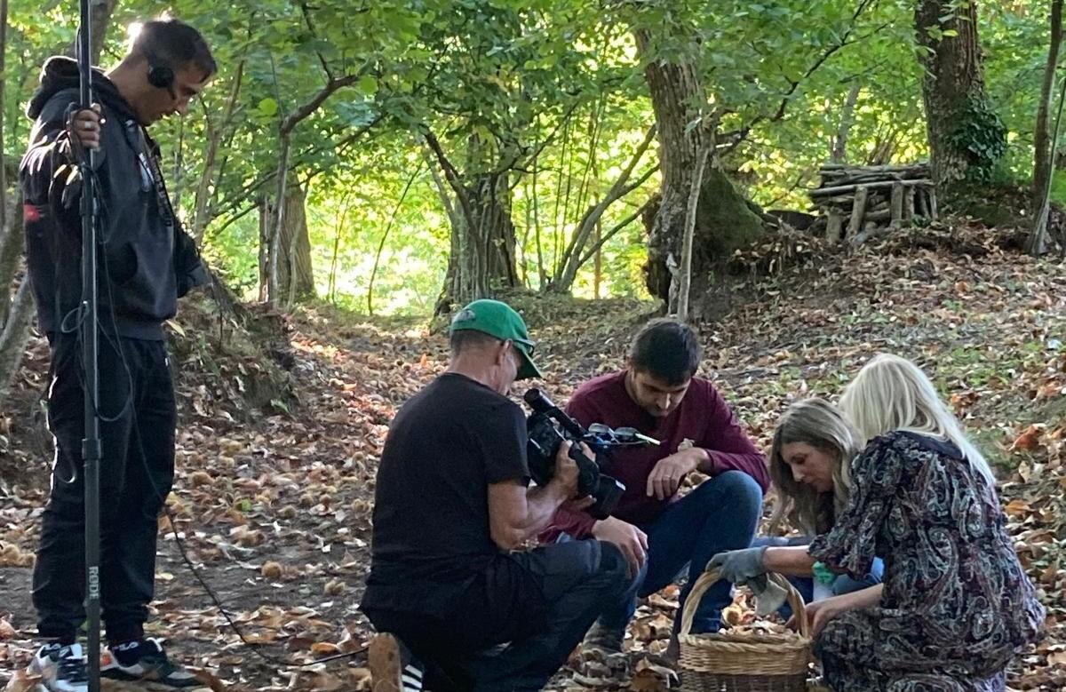 
	La troupe impegnata nelle riprese nel castagneto


