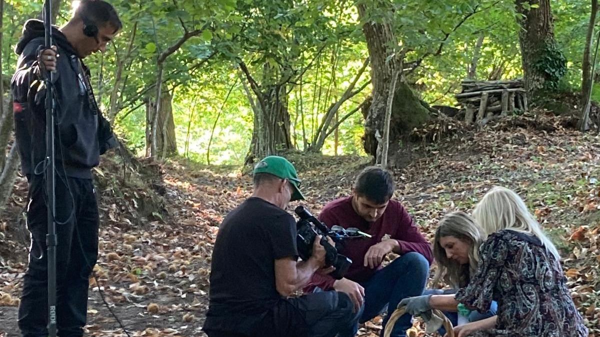 La troupe impegnata nelle riprese nel castagneto