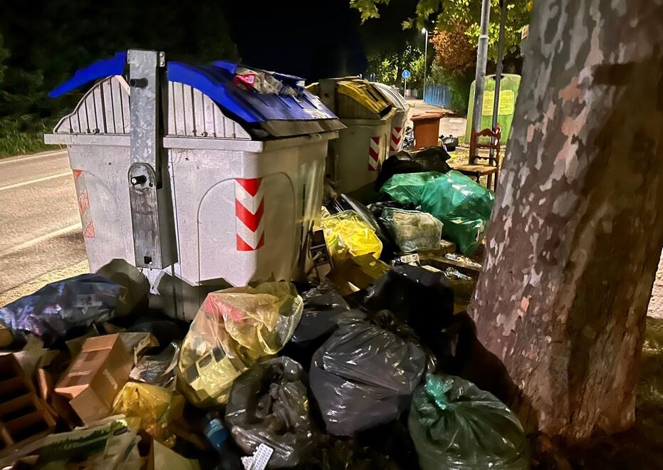 Rifiuti fuori dalle isole ecologiche. Ad Argenta sanzioni aumentate di 10 volte