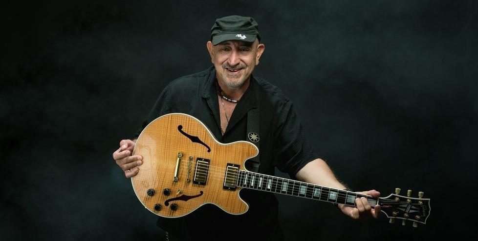 Ghigo Renzulli torna nell’isola: «Per essere rock non basta il look»