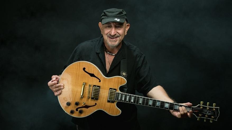 Ghigo Renzulli torna nell’isola: «Per essere rock non basta il look»