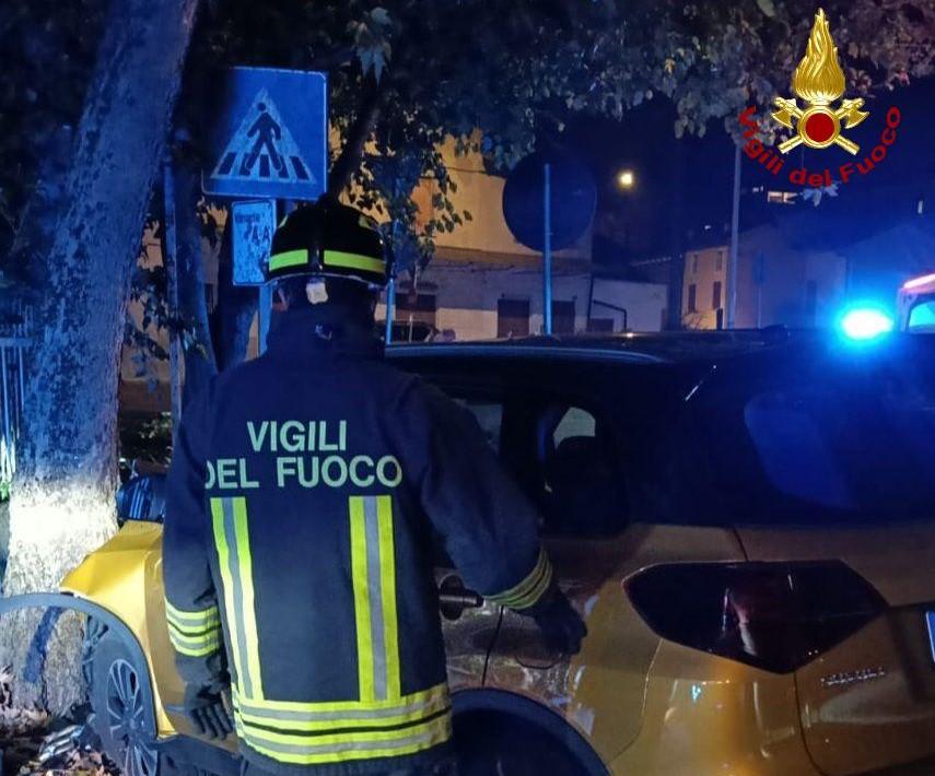 Incidente in via Marani, auto contro un albero: ferito grave un uomo di 78 anni