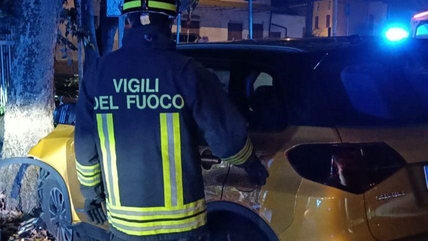 Incidente in via Marani, auto contro un albero: ferito grave un uomo di 78 anni