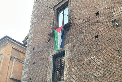 Reggio Emilia, la bandiera della Palestina trasloca sulla torre del Bordello