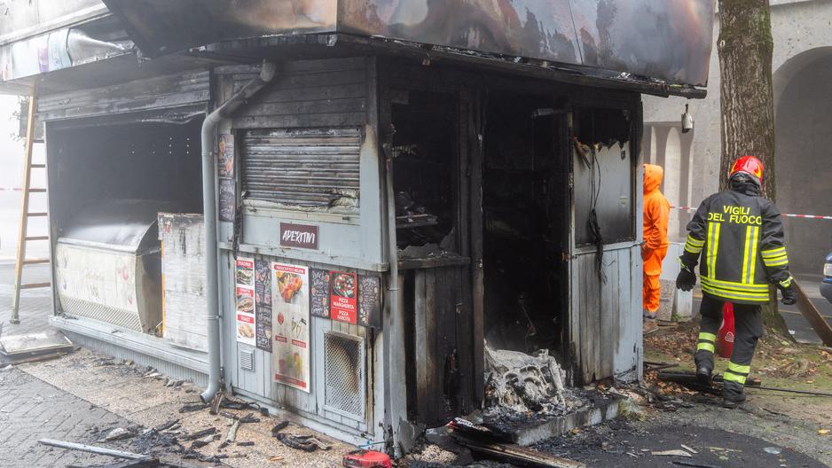 L’ombra del dolo dietro al rogo del chiosco a Ferrara