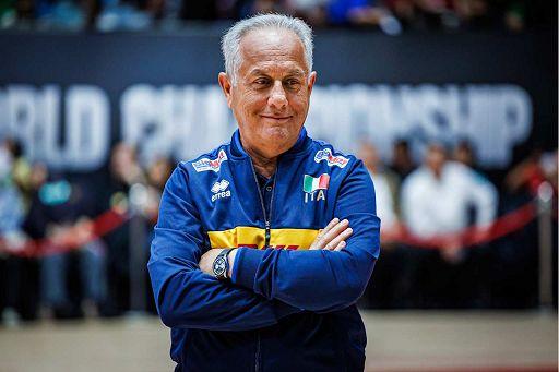 Julio Velasco al Valli di Reggio Emilia, posti esauriti in pochi istanti: ecco come seguire l’incontro da casa