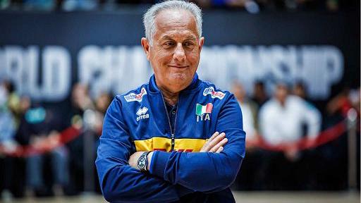 Julio Velasco al Valli di Reggio Emilia, posti esauriti in pochi istanti: ecco come seguire l’incontro da casa