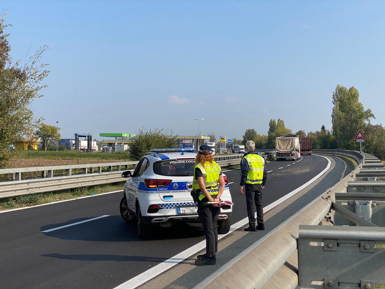 Incidente in tangenziale tra un auto e un trattore: ferito un 30enne