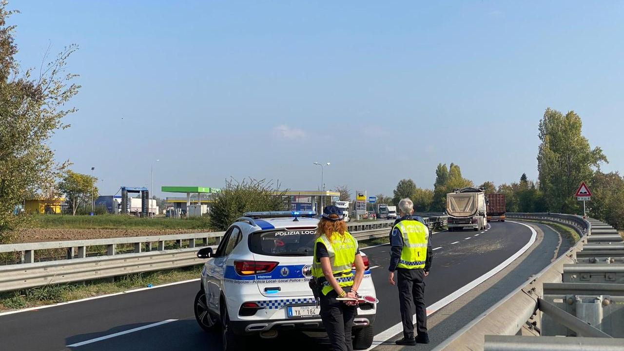 Incidente in tangenziale tra un auto e un trattore: ferito un 30enne