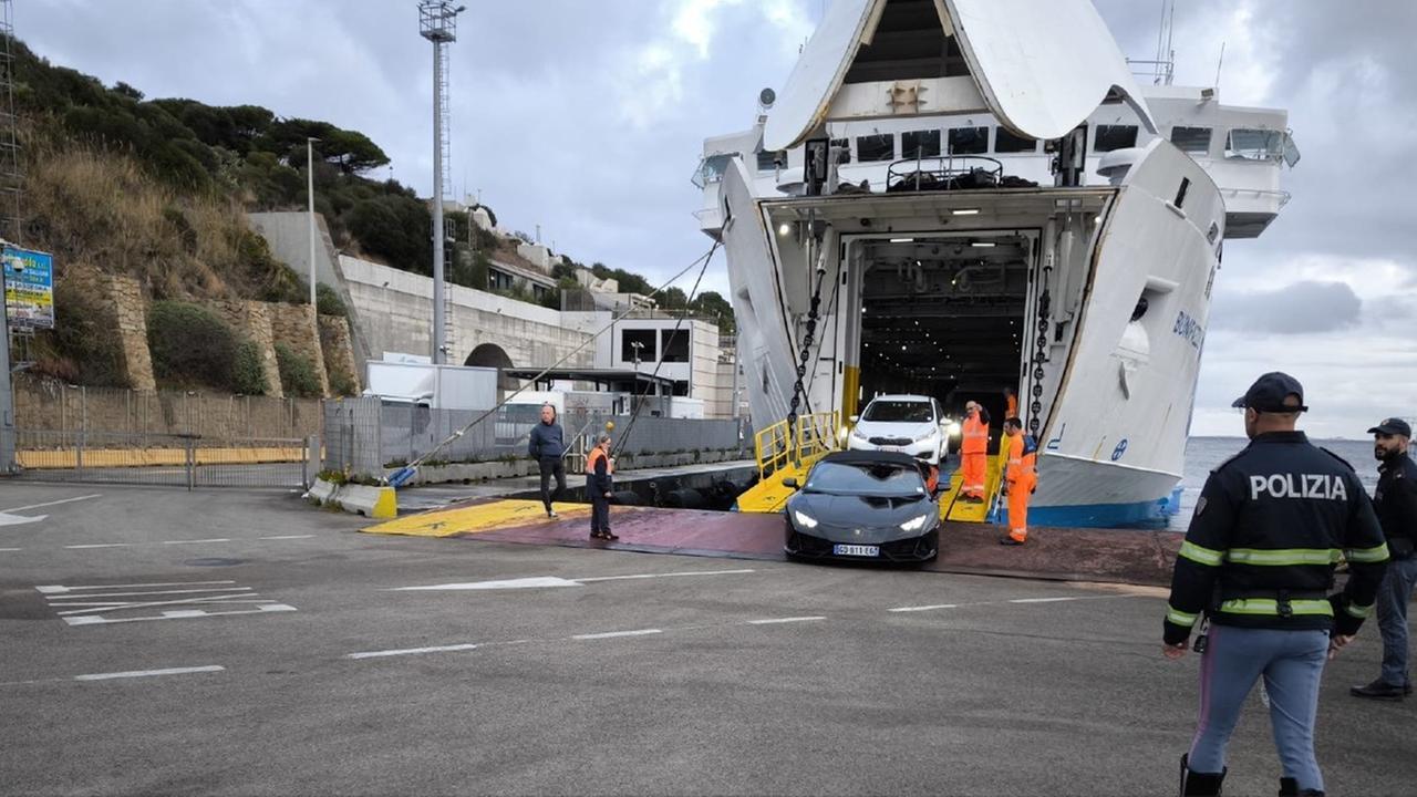 Maxi controlli al porto di Santa Teresa: la polizia rafforza la sicurezza