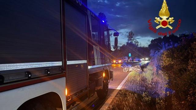 Perde il controllo della moto e finisce contro il guardrail: centauro in ospedale