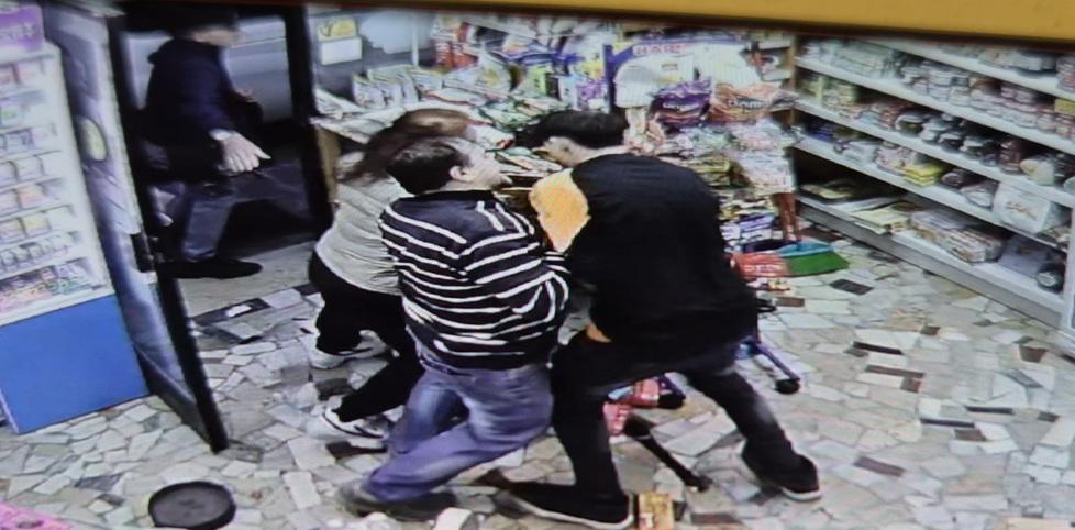 Tabaccaio affronta la baby gang: «Un ragazzo ha scaraventato a terra mia moglie, l’ho bloccato»