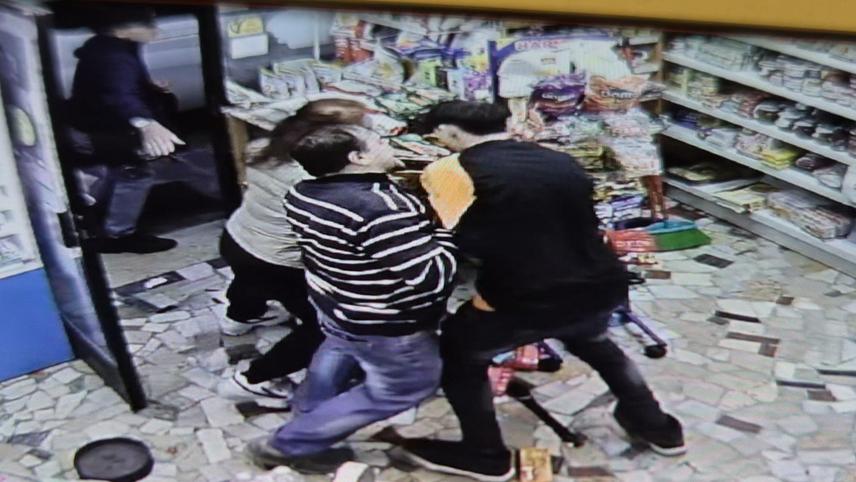 Tabaccaio affronta la baby gang: «Un ragazzo ha scaraventato a terra mia moglie, l’ho bloccato»