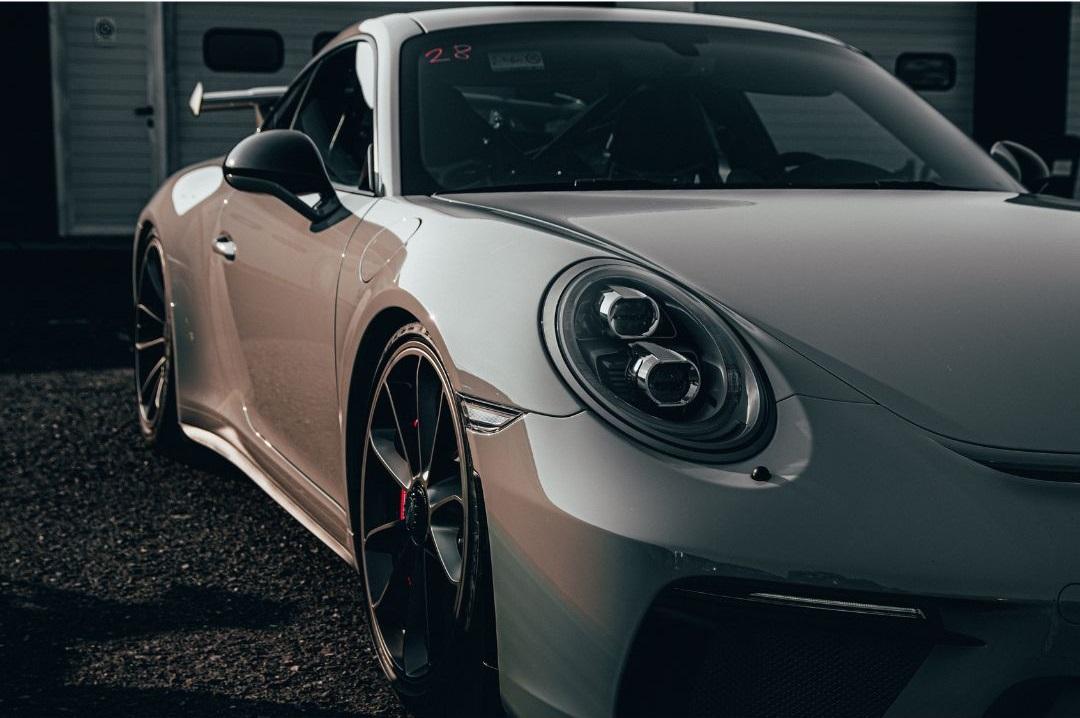 Reddito basso ma gira in Porsche, verifiche sui conti del broker di Ferrara