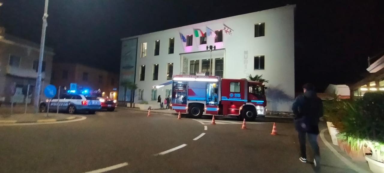 Cabras, il Comune bloccato dopo l’incendio