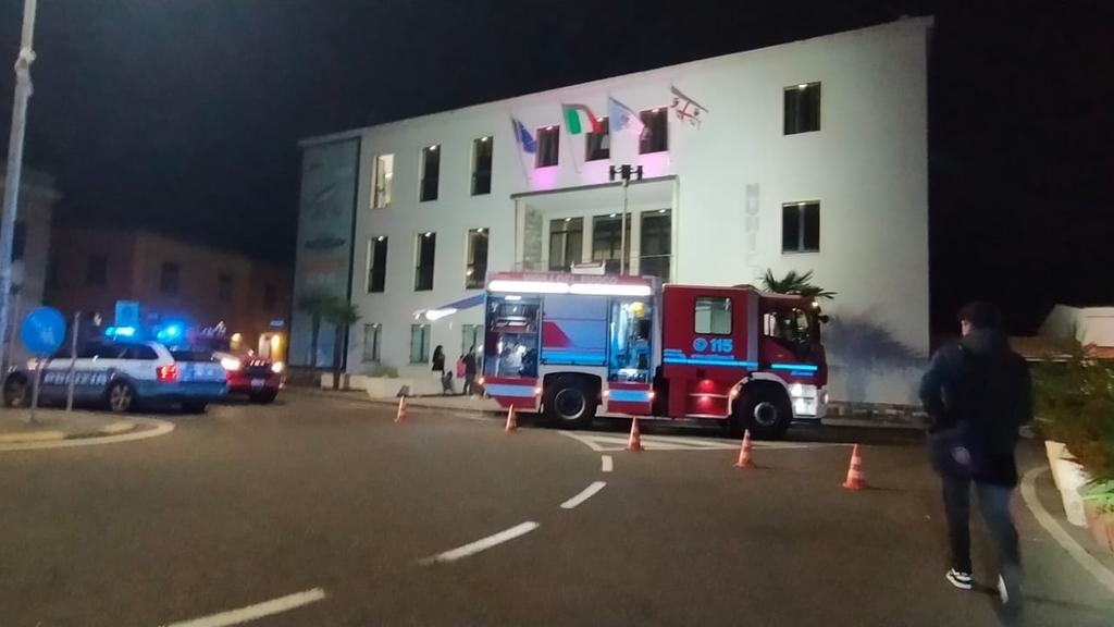 Cabras, il Comune bloccato dopo l’incendio