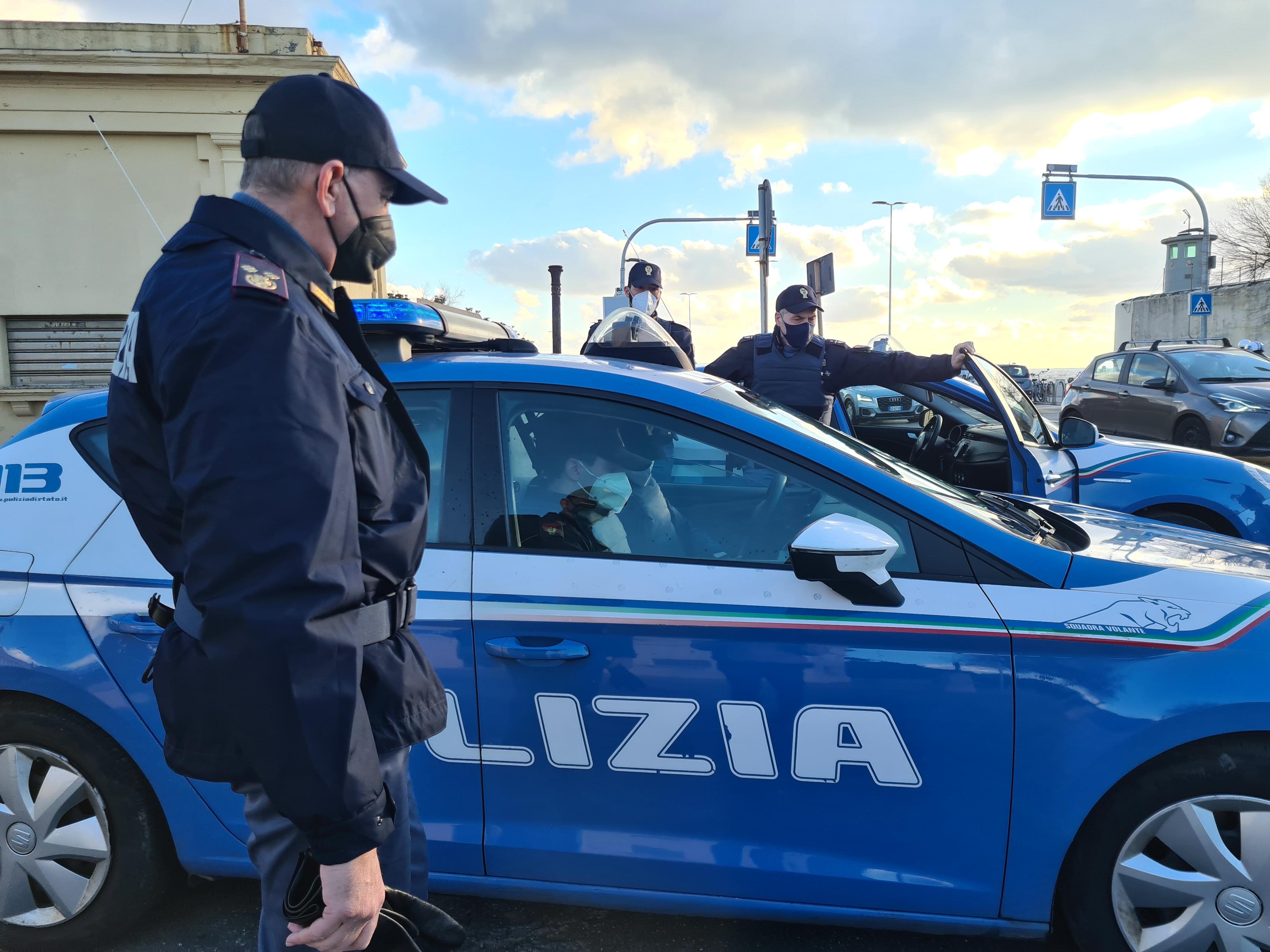 Una volante della polizia di Stato sul viale Italia (foto d'archivio)