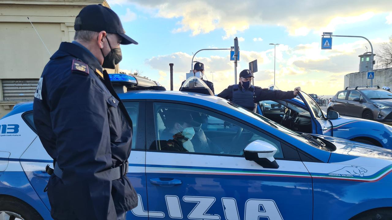 Una volante della polizia di Stato sul viale Italia (foto d'archivio)